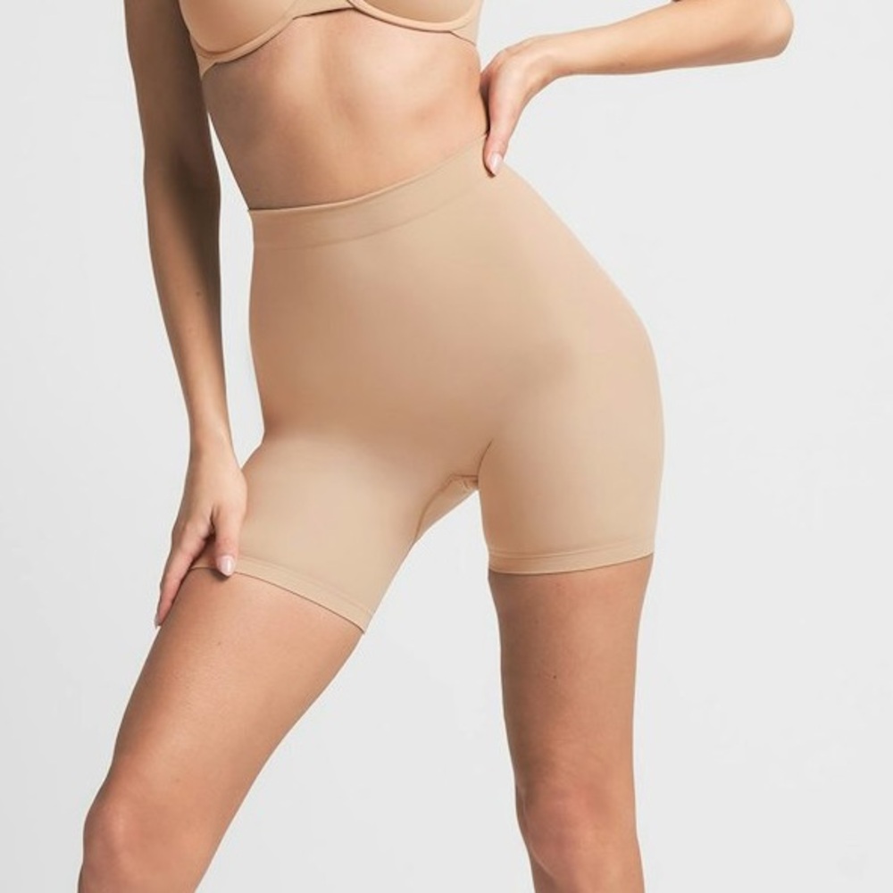 Skims seamless nude mid thigh sculpting compression shorts 4X / 5X